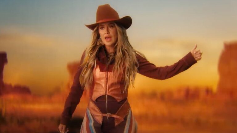 Lainey Wilson - Somewhere Over Laredo